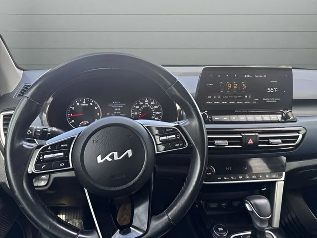 Used 2022 White Kia S image 12