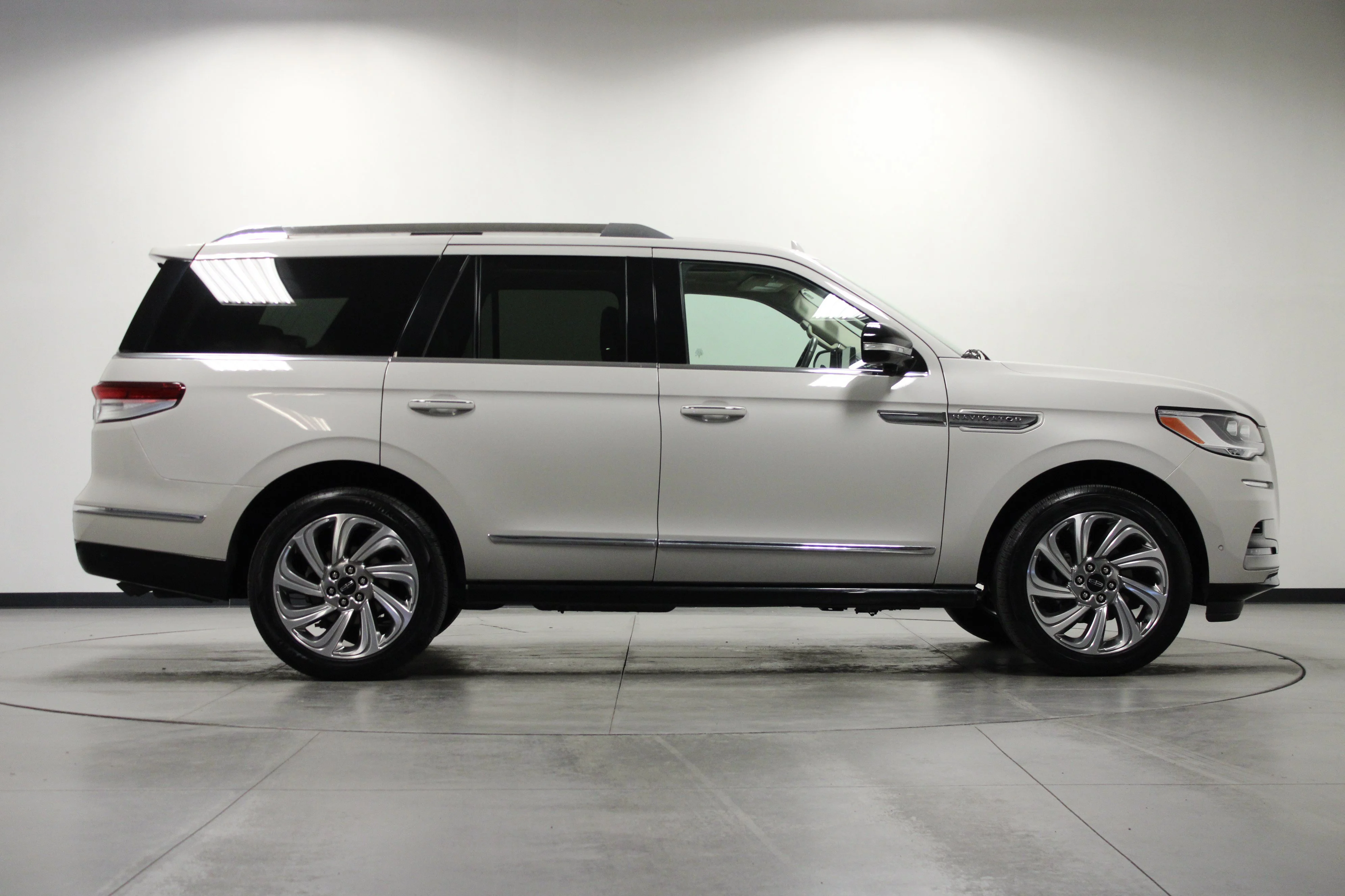 Used 2024 Ceramic Pearl Metallic Tri-Coat Lincoln Reserve image 3