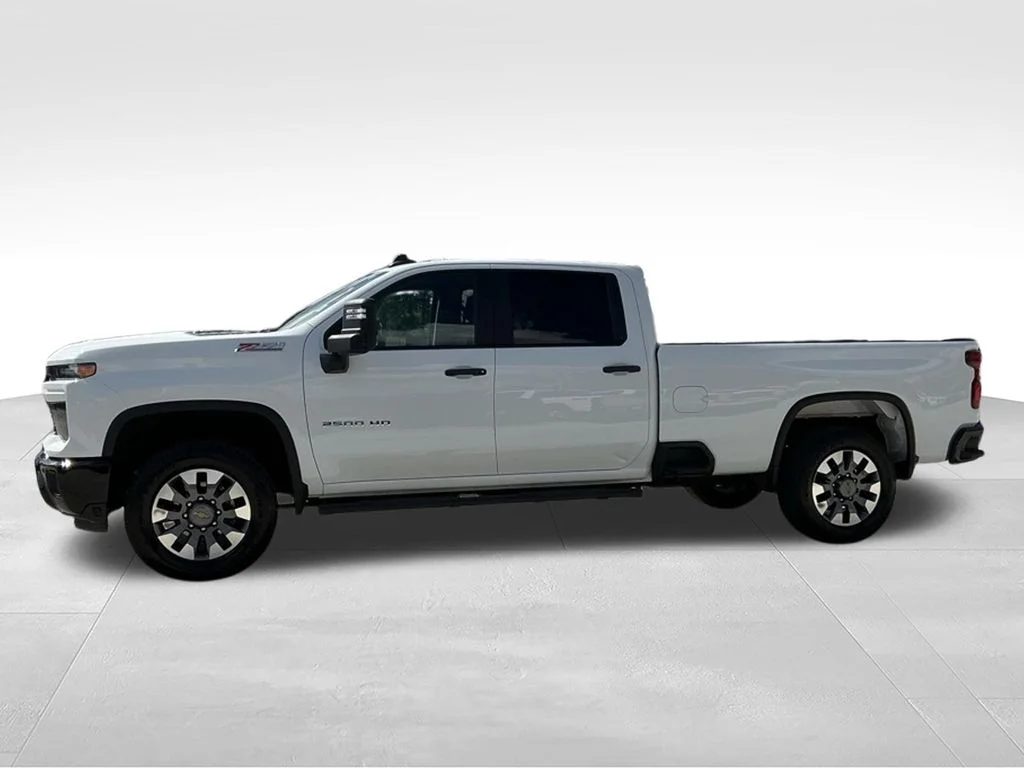 Used 2025 White Chevrolet Custom image 3