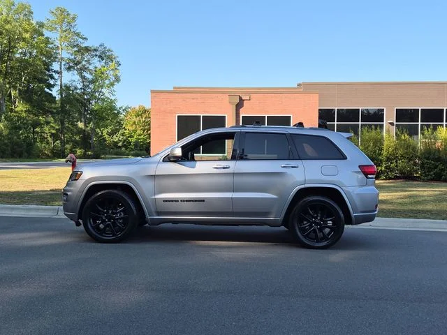 Used 2019 Silver Jeep Altitude image 10