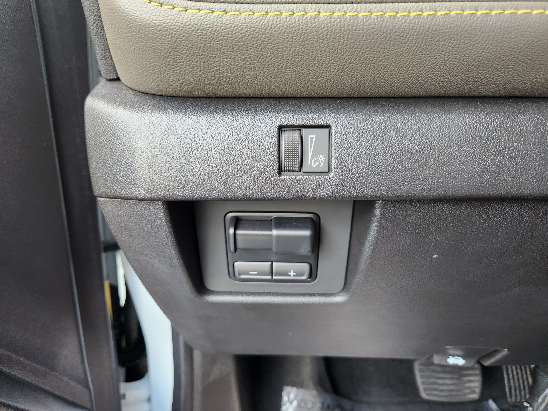 Used 2025 Summit White Chevrolet ZR2 image 23