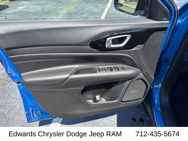 New 2026 Hydro Blue Pearl-Coat Exterior Paint Jeep Latitude image 14