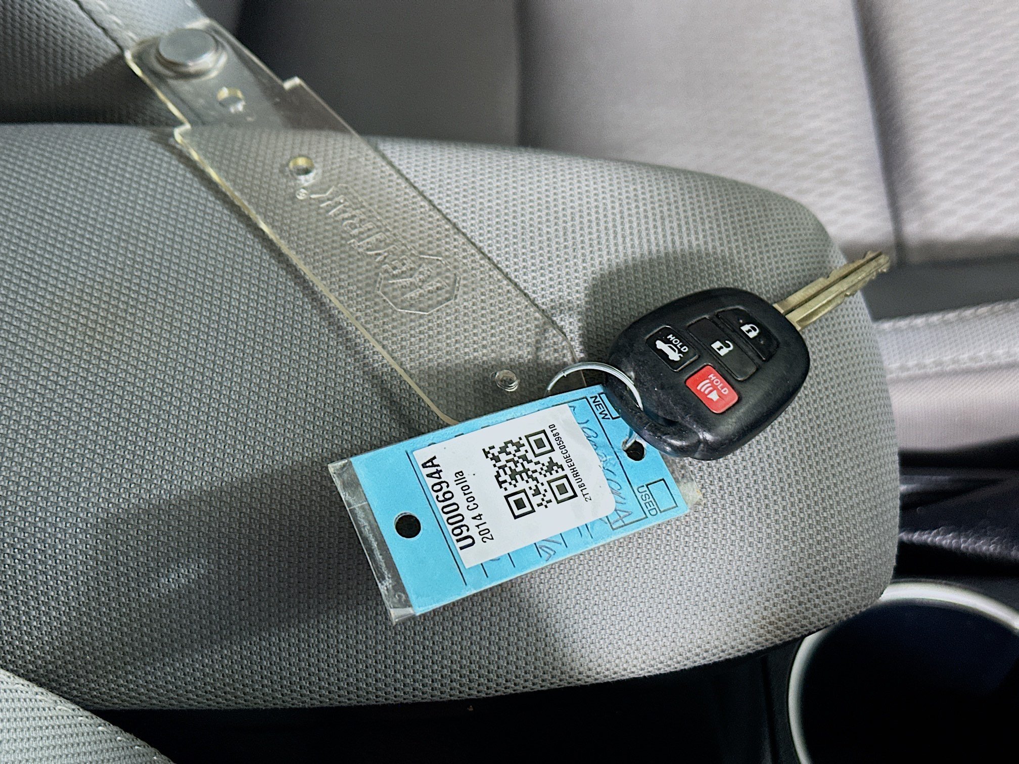 Used 2014 Classic Silver Metallic Toyota LE image 32