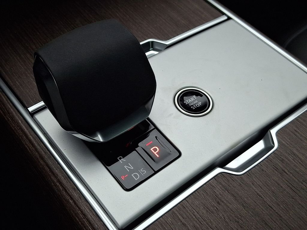 New 2026 Santorini Black Land Rover SE image 13