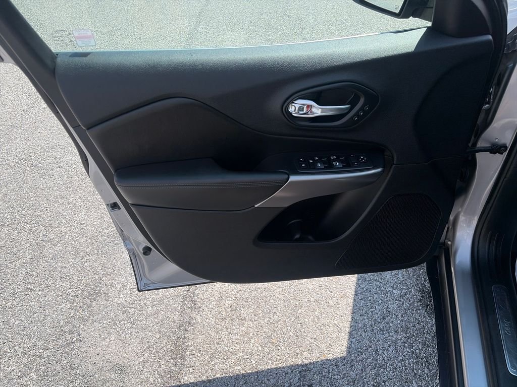 Used 2019 Silver Jeep Limited image 11