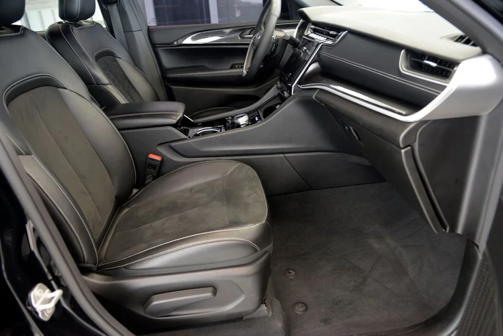 Used 2023 Black Jeep Altitude X image 30