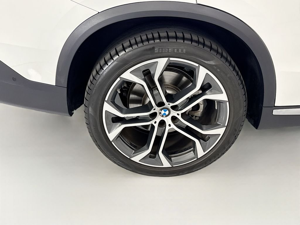 Certified Used 2026 Alpine White BMW xDrive40i image 32