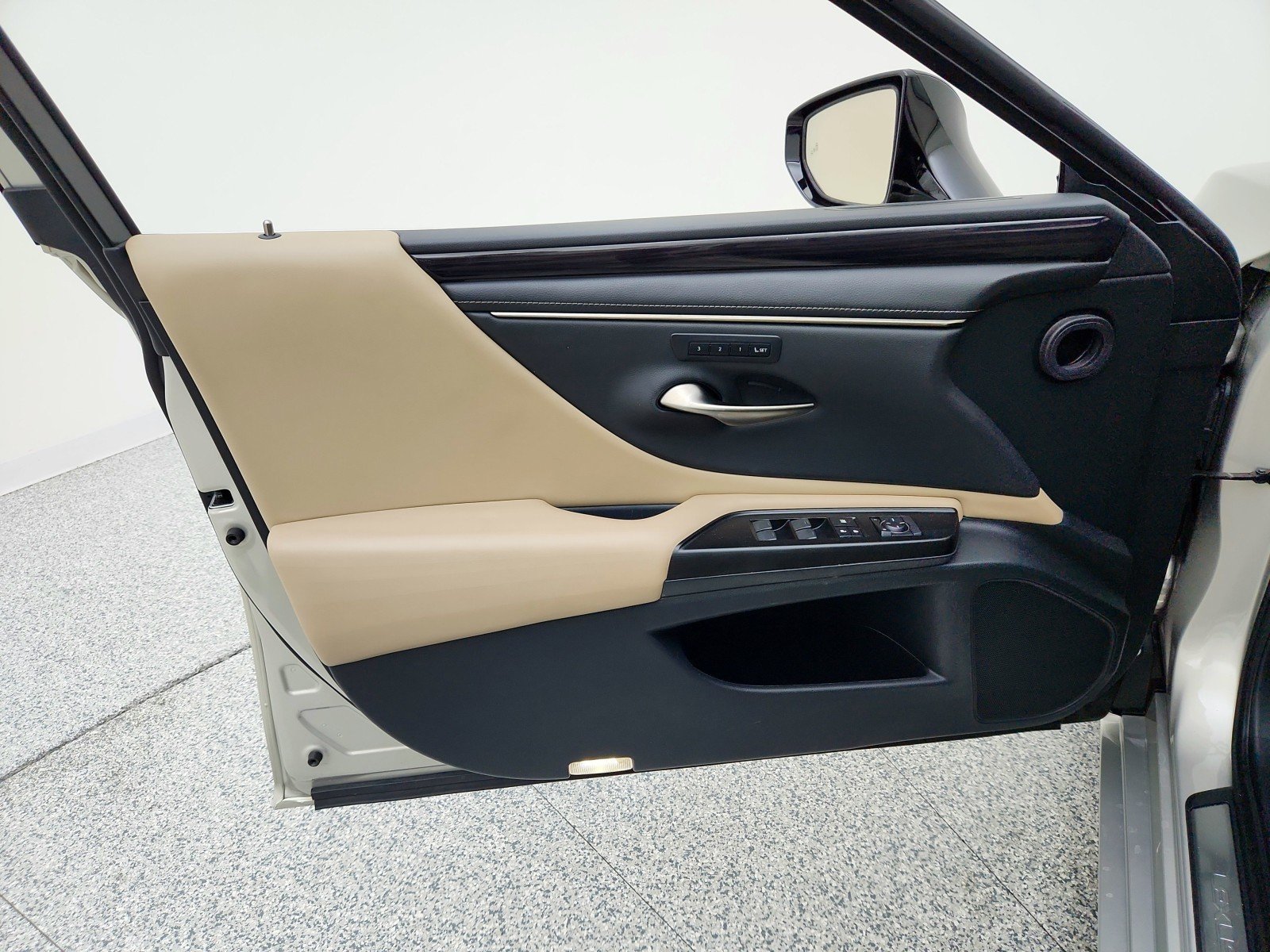 Used 2019 MOONBEAM BEIGE Lexus ES 300h Luxury image 26
