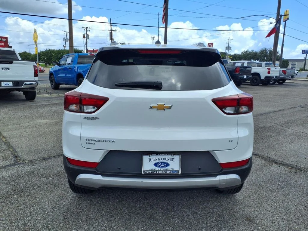 Used 2025 White Chevrolet LT image 6