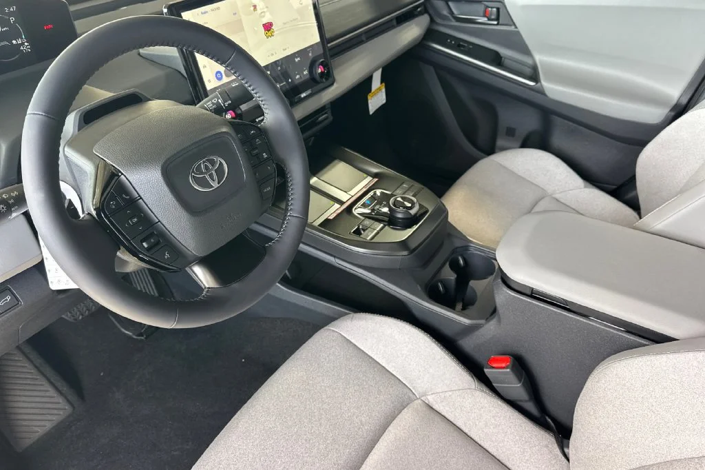 New 2027 Wind Chill Pearl with Midnight Black Metallic roof <sup>1</sup> Toyota  XSE image 10