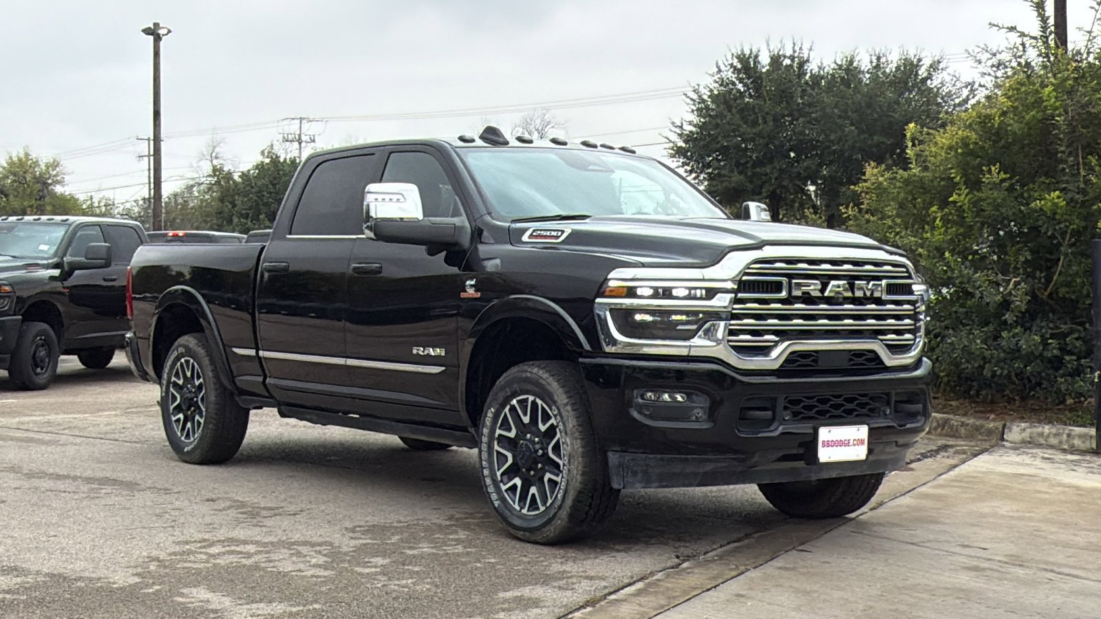 New 2025 Diamond Black Crystal Pearl-Coat Exterior Paint RAM Limited image 3