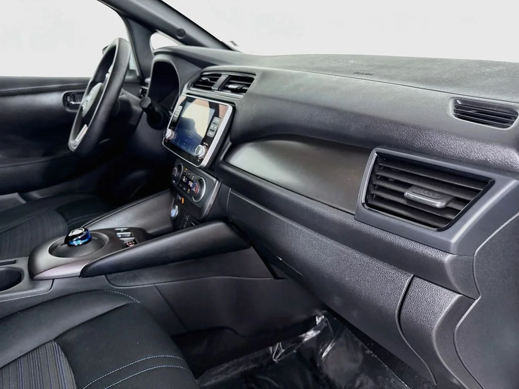 Used 2023 Silver Nissan S image 27