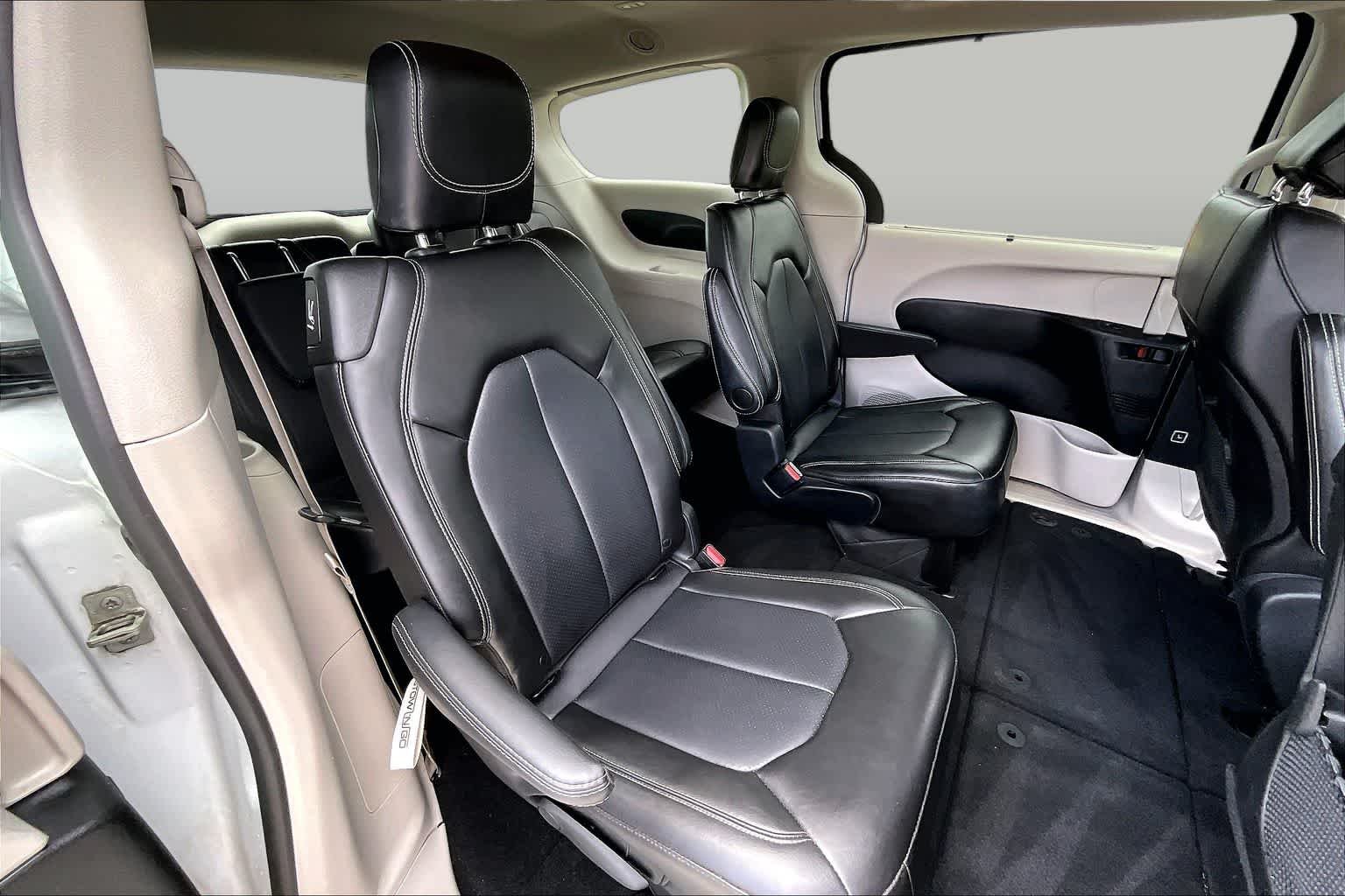 Used 2024 Bright White Clearcoat Chrysler Touring L image 17