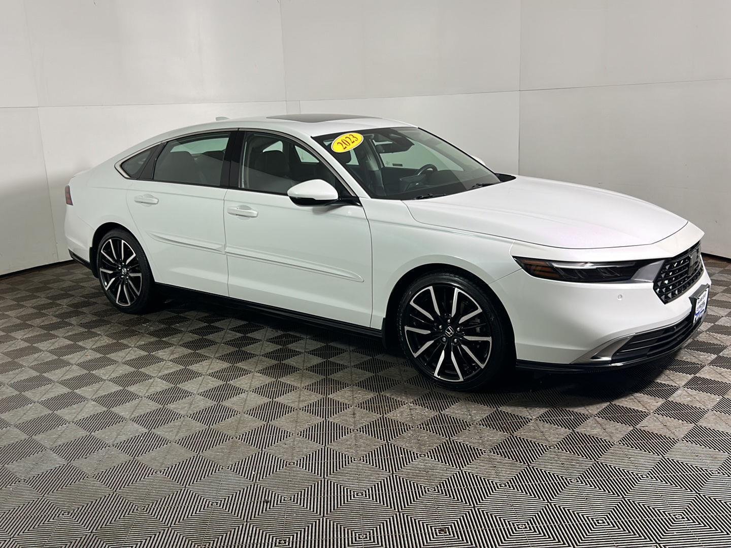 Used 2023 Platinum White Pearl Honda Touring image 5