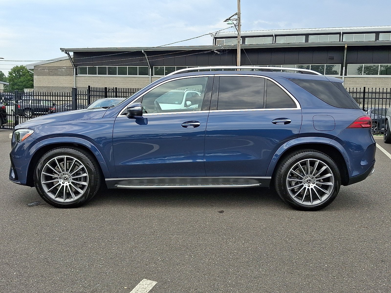 Used 2024 Twilight Blue Metallic Mercedes-Benz GLE 450e Plug-In Hybrid image 7
