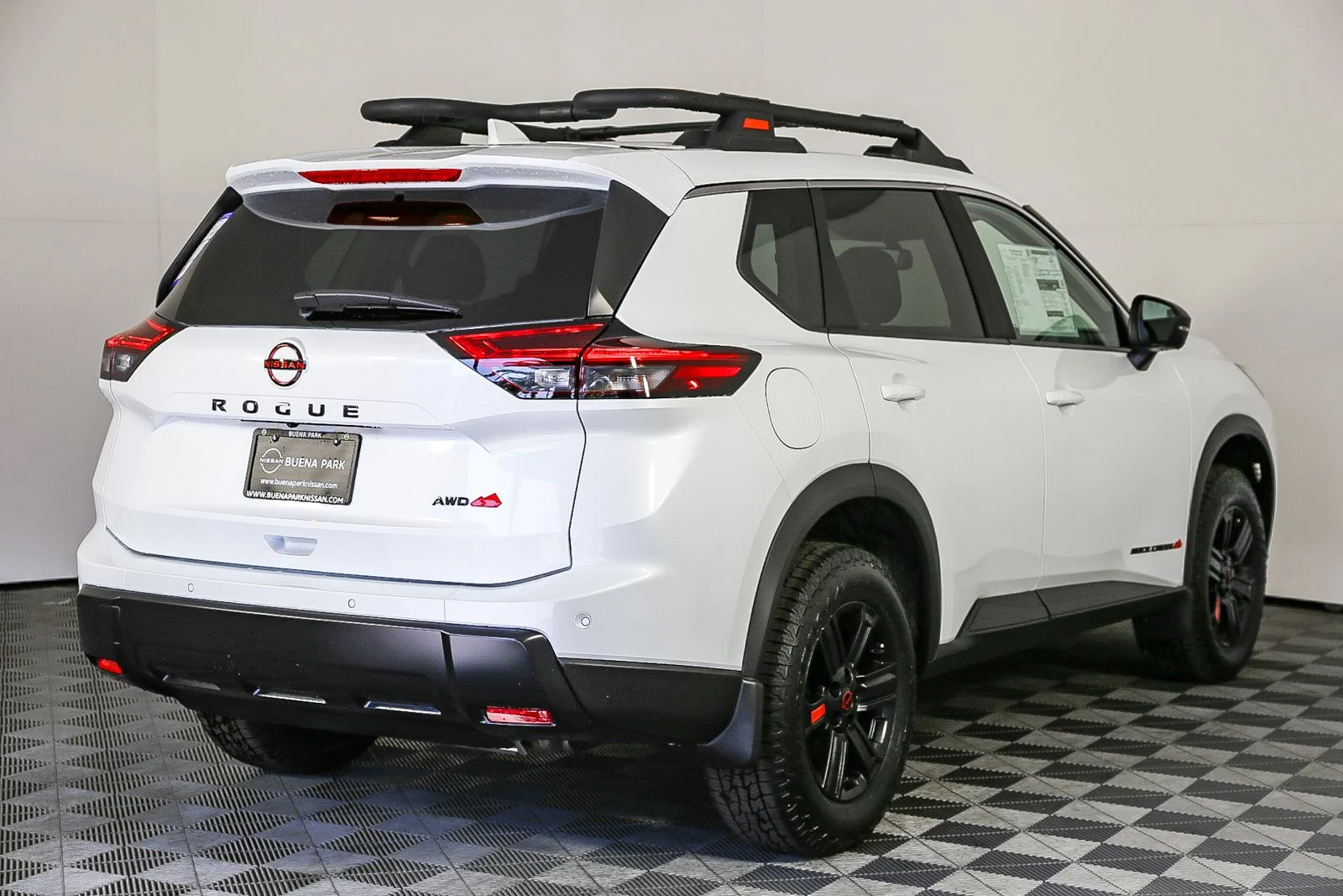New 2025 Everest White TriCoat Nissan Rock Creek® image 9