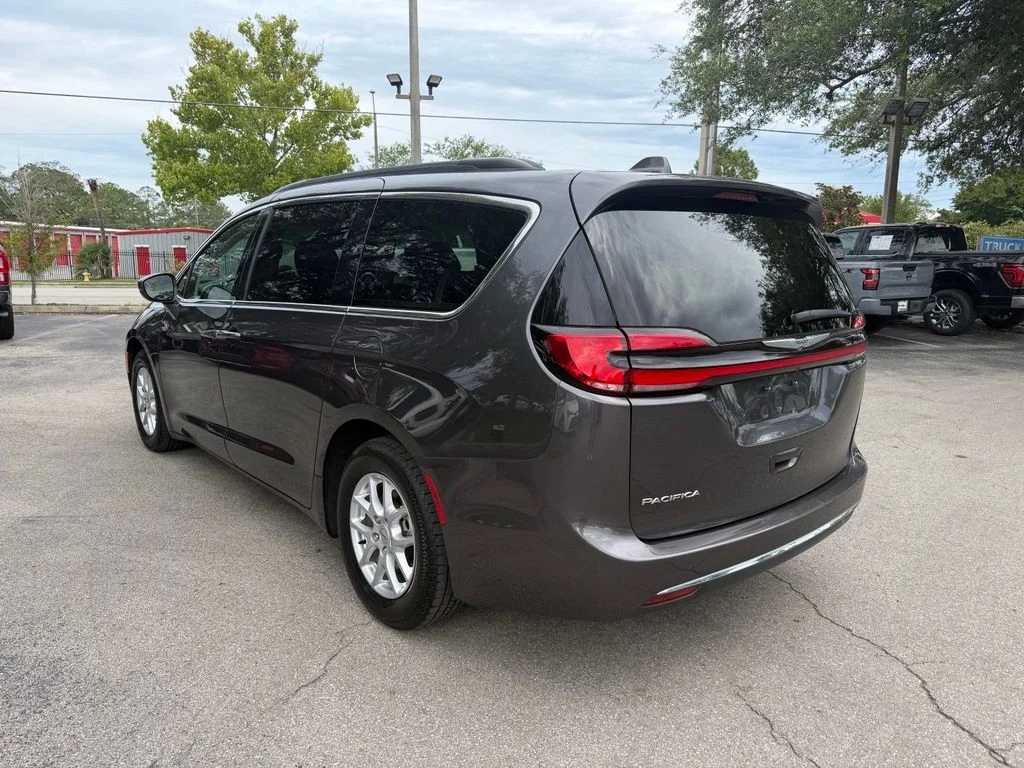 Used 2022 Crystal Metallic Chrysler Touring L image 4