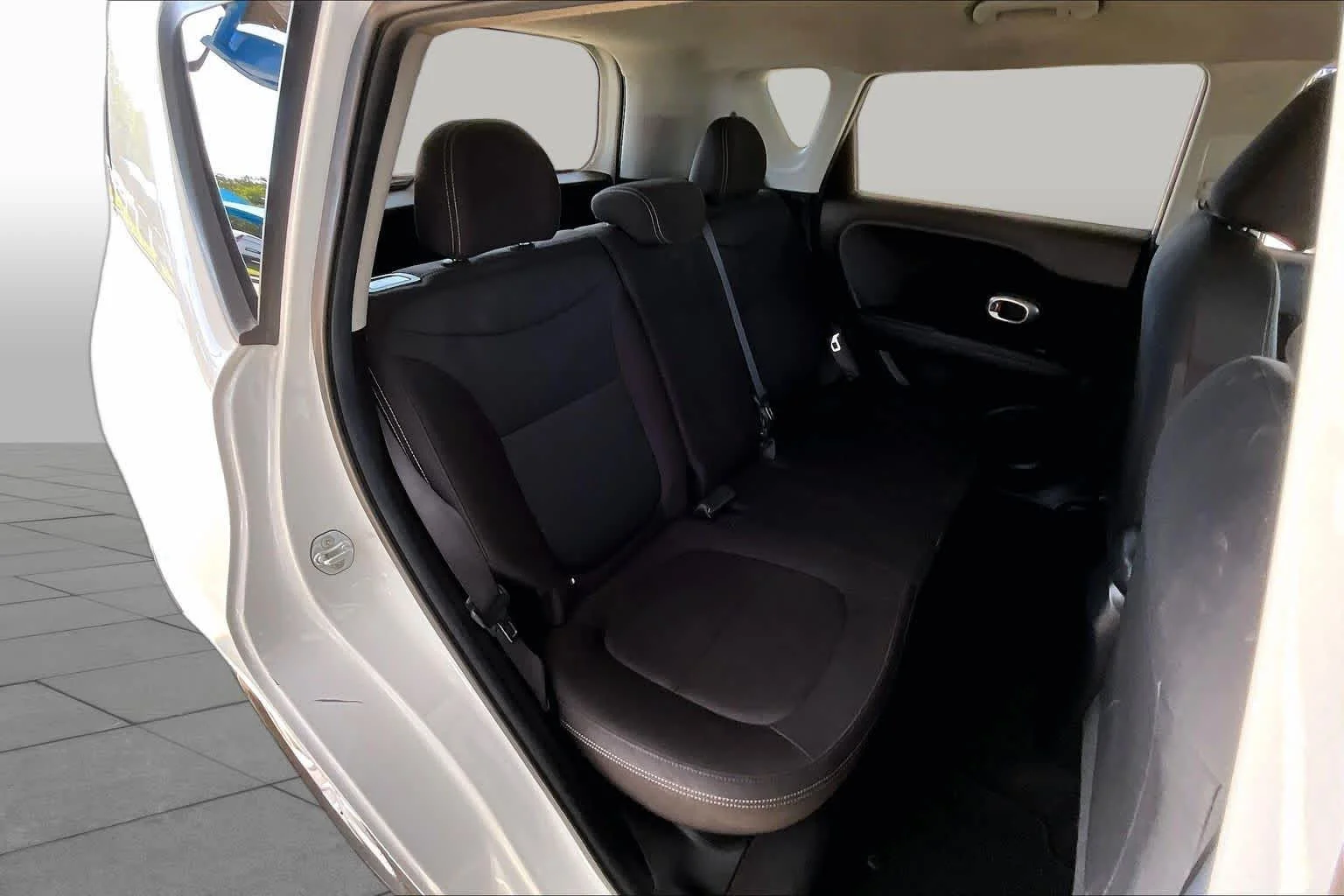 Used 2018 Clear White Kia Base image 19
