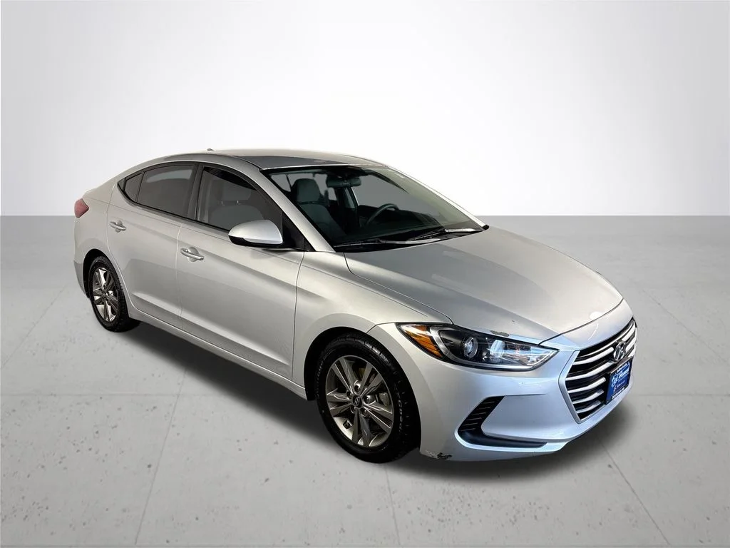 Used 2017 Silver Hyundai SE image 4