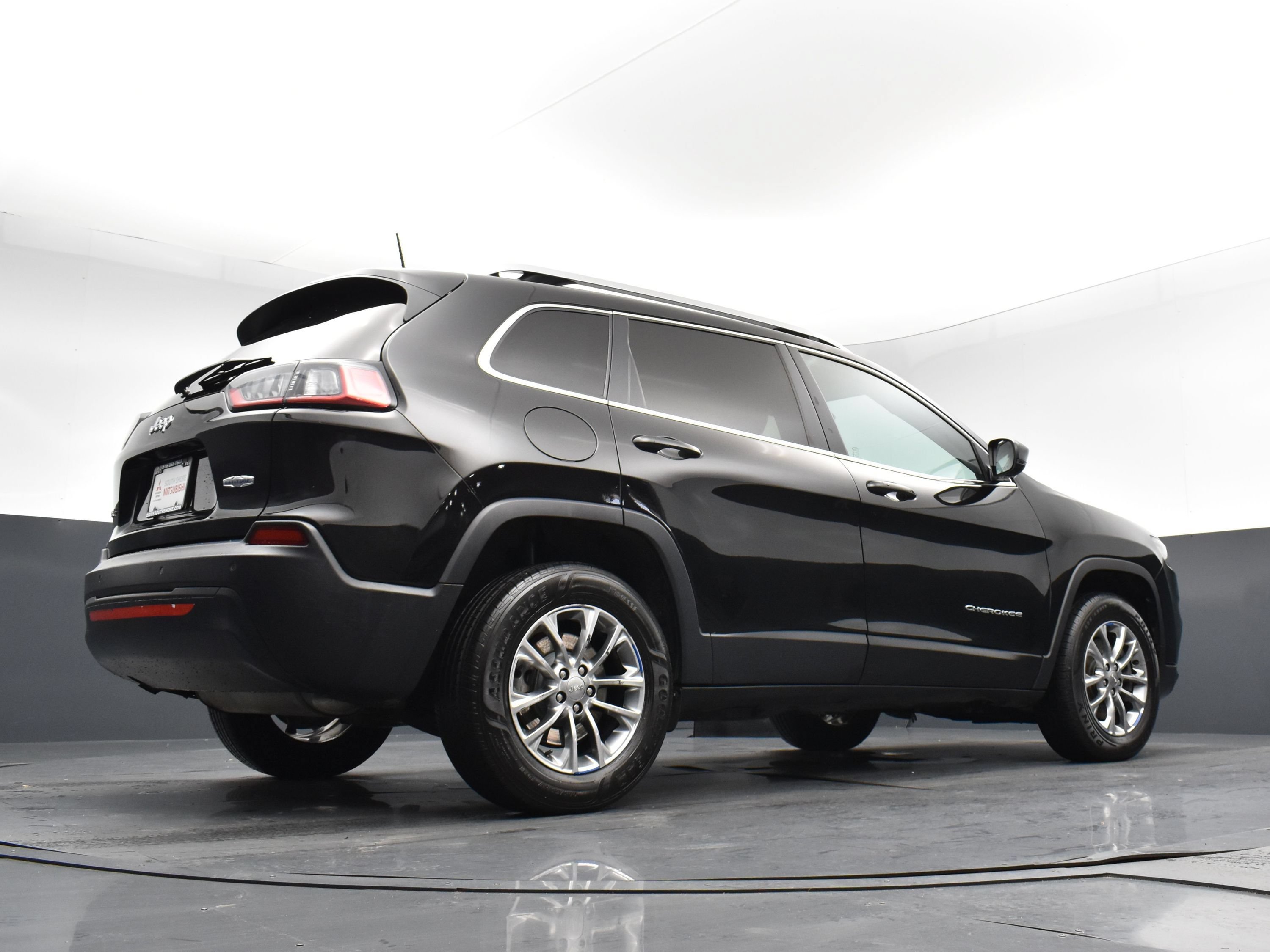 Used 2019 Diamond Black Crystal Pearlcoat Jeep Latitude Plus image 22