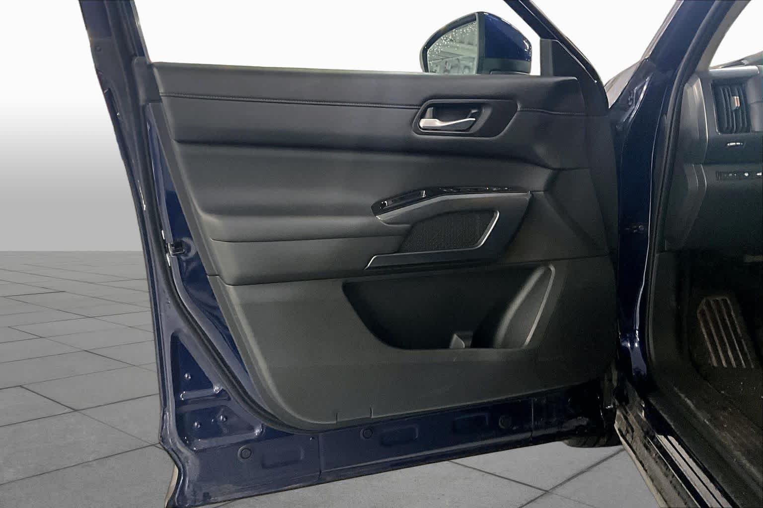 Used 2025 Deep Ocean Blue Pearl Nissan SL image 21