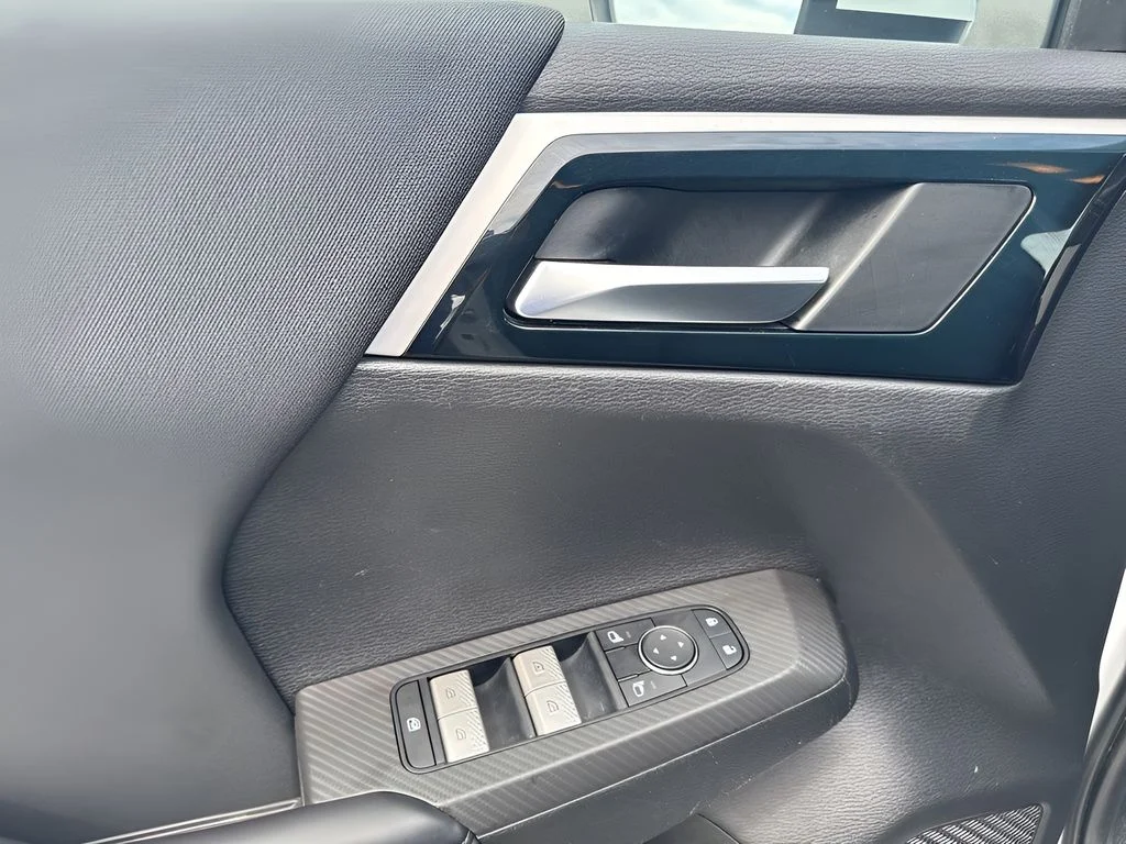 Used 2022 White Mitsubishi ES image 23
