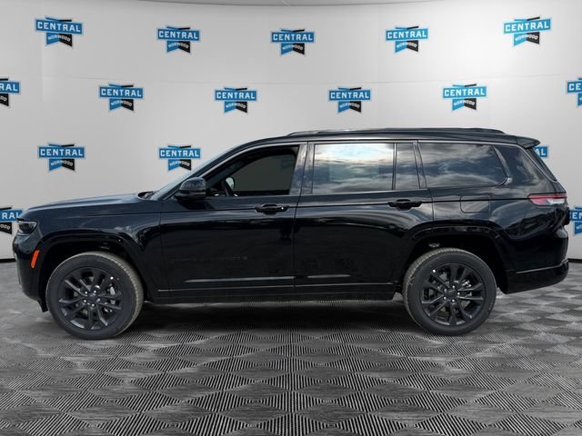 New 2026 Diamond Black Crystal Pearl-Coat Exterior Paint Jeep Limited image 2