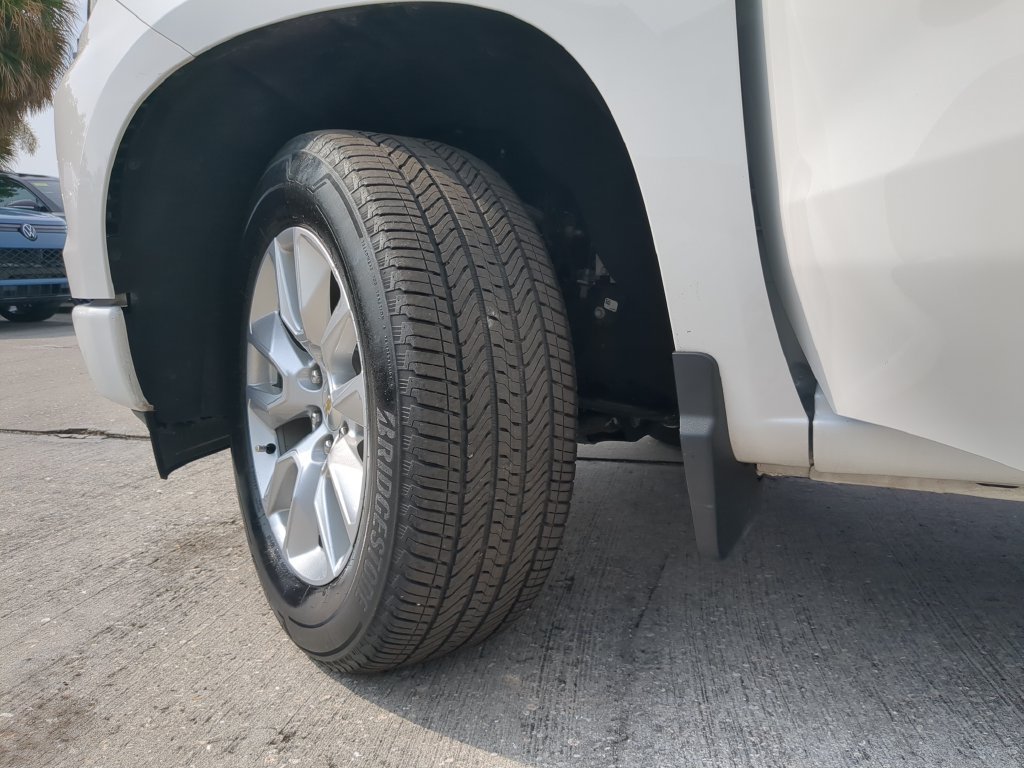Used 2023 White Chevrolet Custom image 32