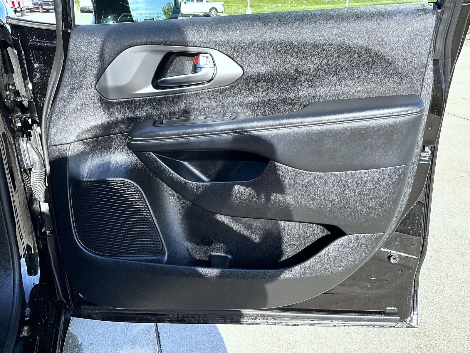 Used 2025 Diamond Black Chrysler Select image 17