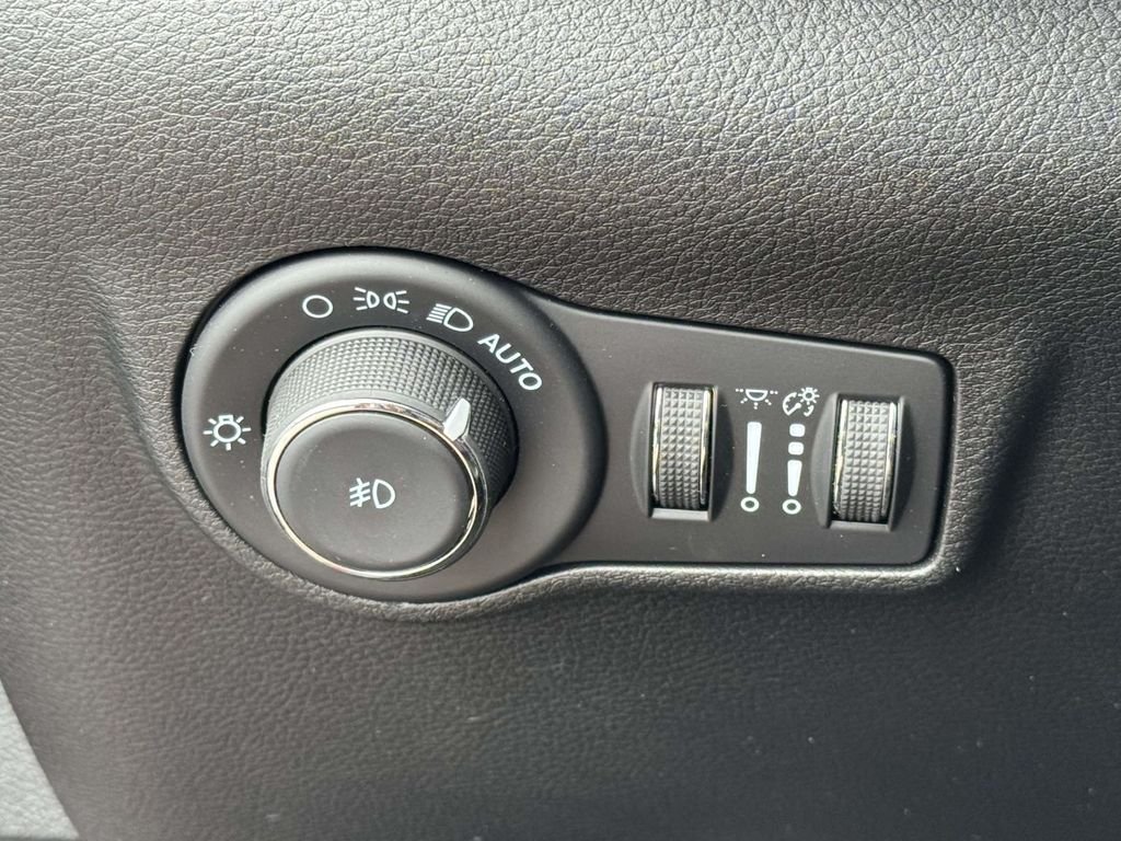 Used 2022 Red Jeep Latitude image 27