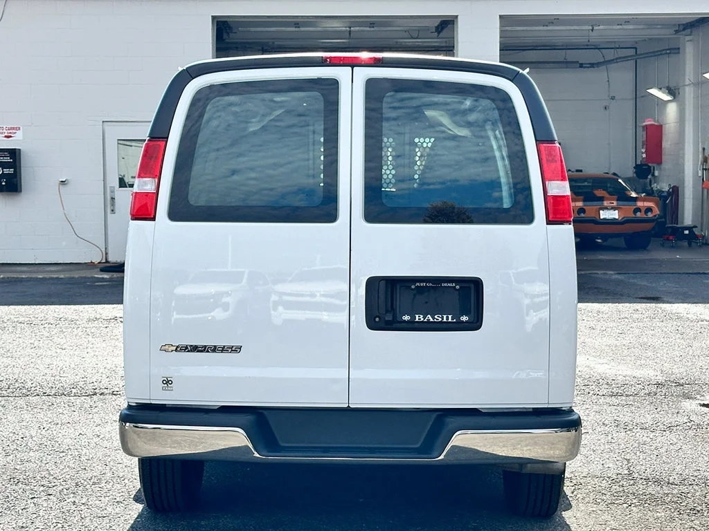 Used 2025 Summit White Chevrolet WT image 12