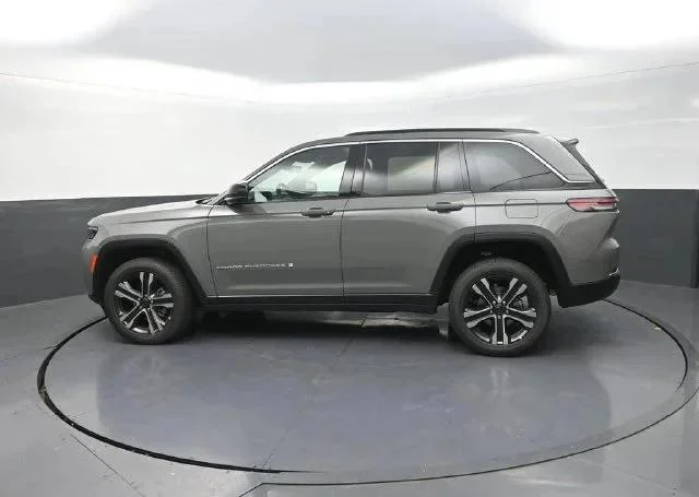 New 2027 Sting-Gray Clear-Coat Paint Jeep Limited image 5