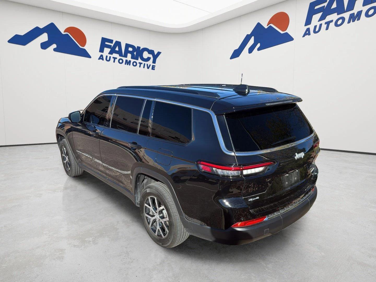 Used 2025 Diamond Black Crystal Pearlcoat Jeep Limited image 7