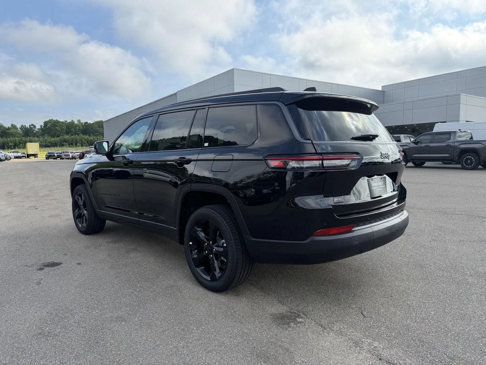 New 2026 Diamond Black Crystal Pearl-Coat Exterior Paint Jeep Limited image 4