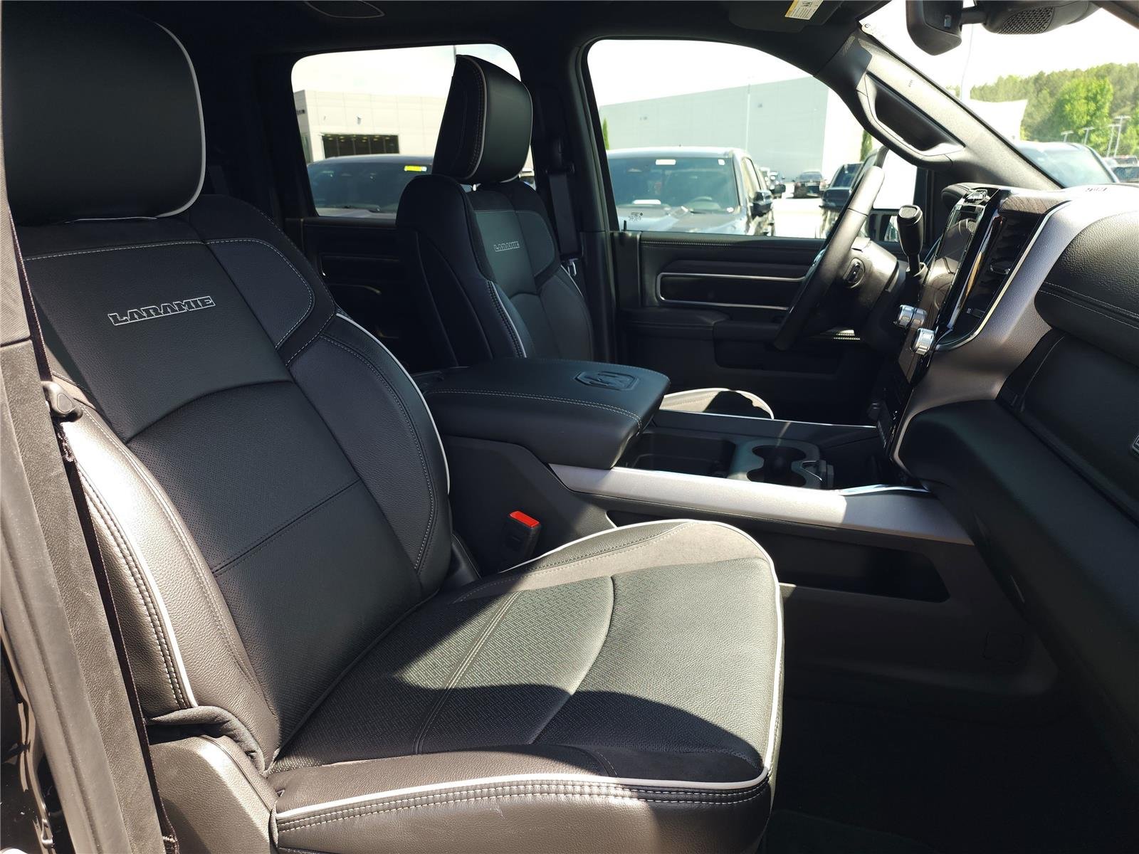 New 2026 Diamond Black Crystal Pearl-Coat Exterior Paint RAM Laramie image 8