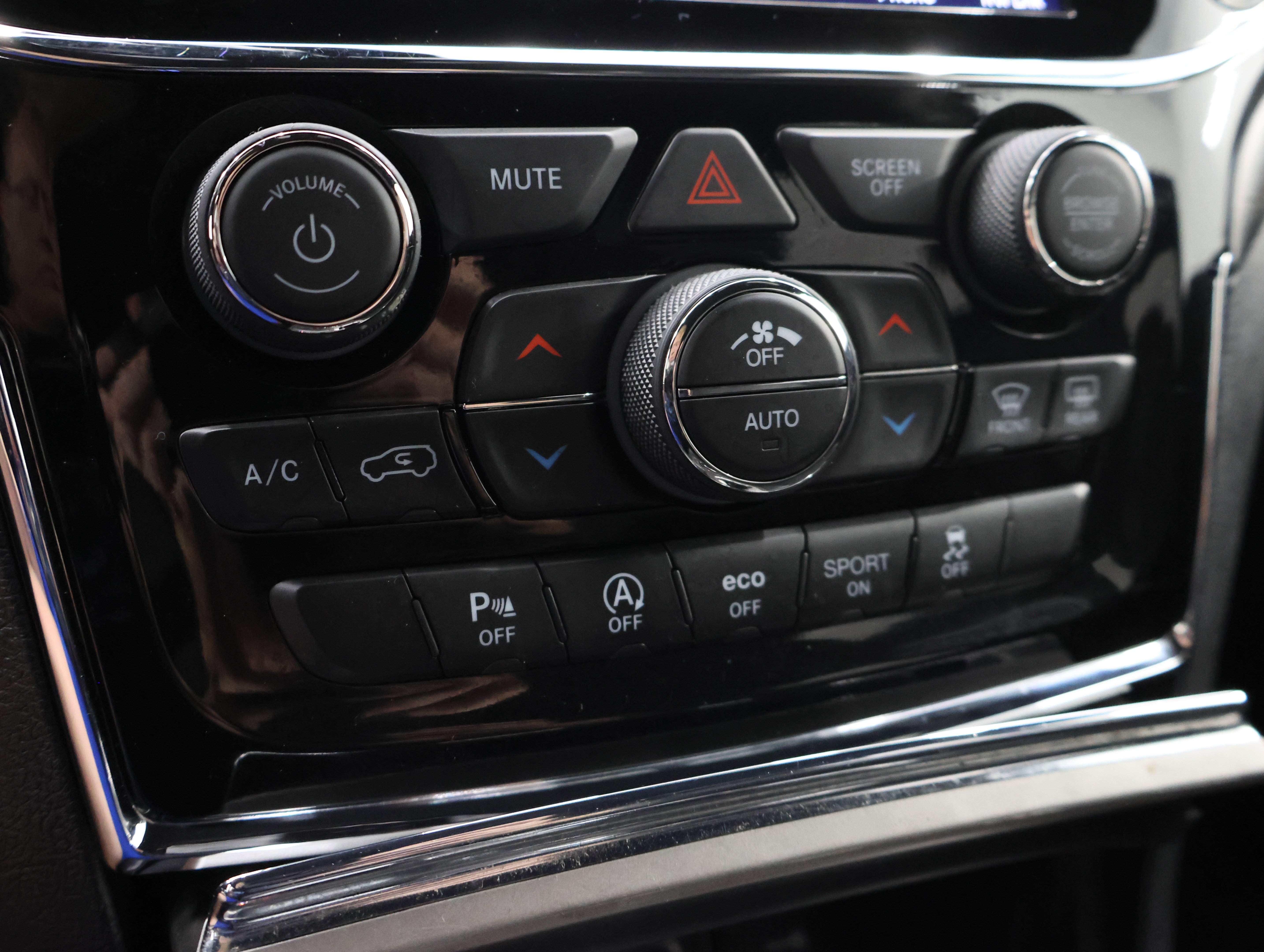 Used 2020 Sting-Gray Clearcoat Jeep 4x4 Altitude: ALTITUDE-4WD-NAV-MOON-HEATED SEATS-BACKUP CAM-1 OWNER image 48