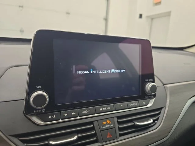 Used 2025 Super Black Clearcoat Nissan 2.5 SV image 21