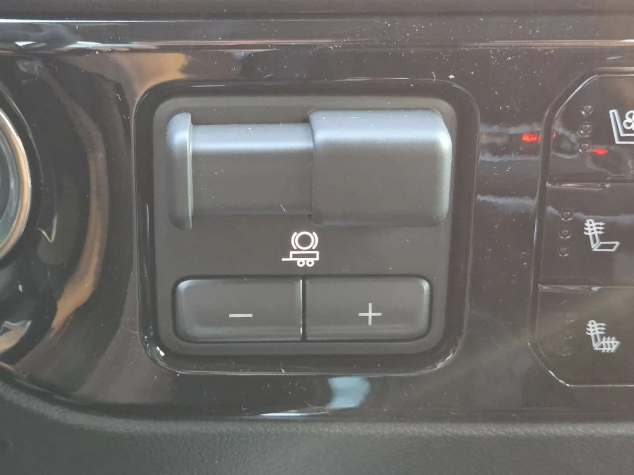 New 2026 Glacier White Tricoat GMC SLT image 10