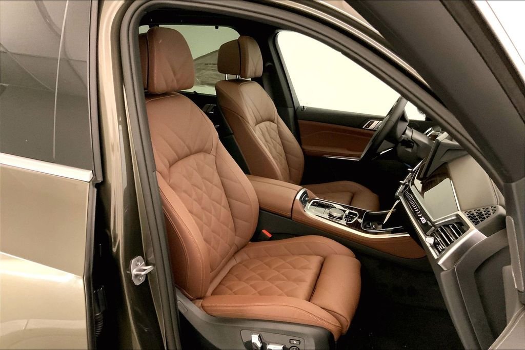 Used 2026 Manhattan Green Metallic BMW  image 7