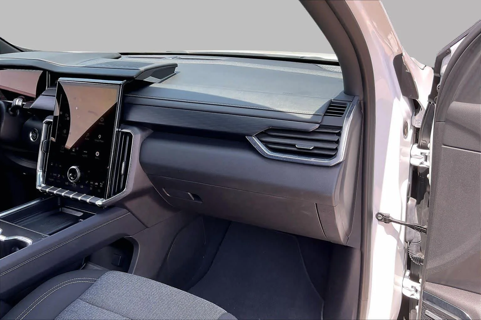 Used 2025 Summit White GMC FWD Elevation image 17