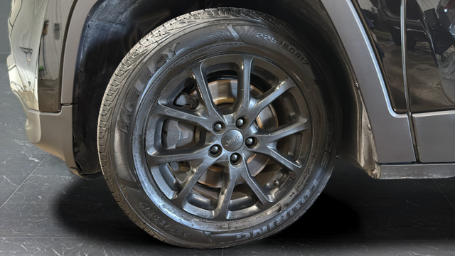 Used 2018 Diamond Black Crystal Pearlcoat Jeep Latitude Plus image 31