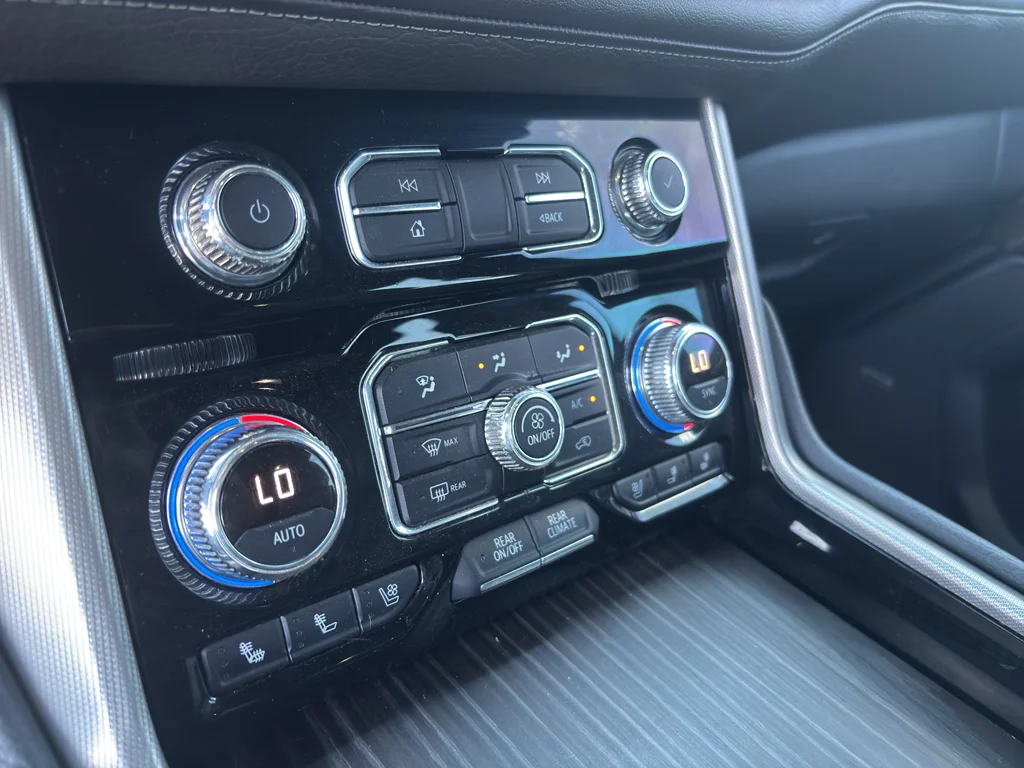 Used 2021 White GMC Denali image 22