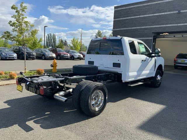 2025 Ford F-350 Super Duty Chassis Cab XL - Photo 4