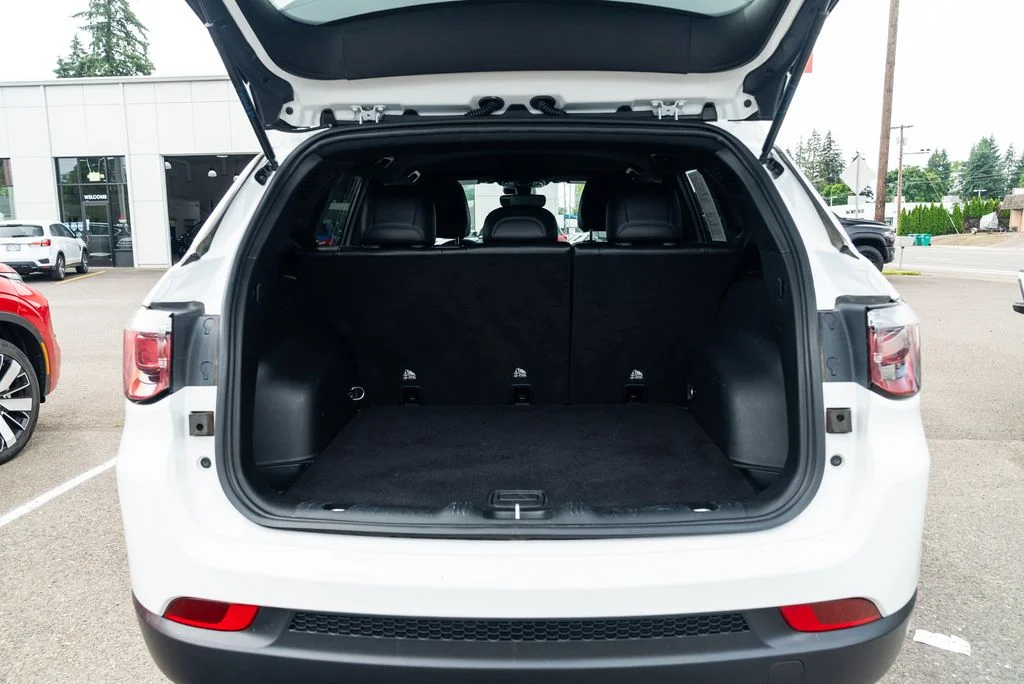 Used 2024 White Jeep Latitude image 8