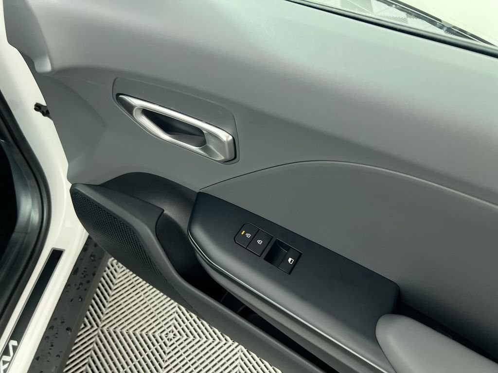 New 2026 Snow White Pearl Kia LXS image 31