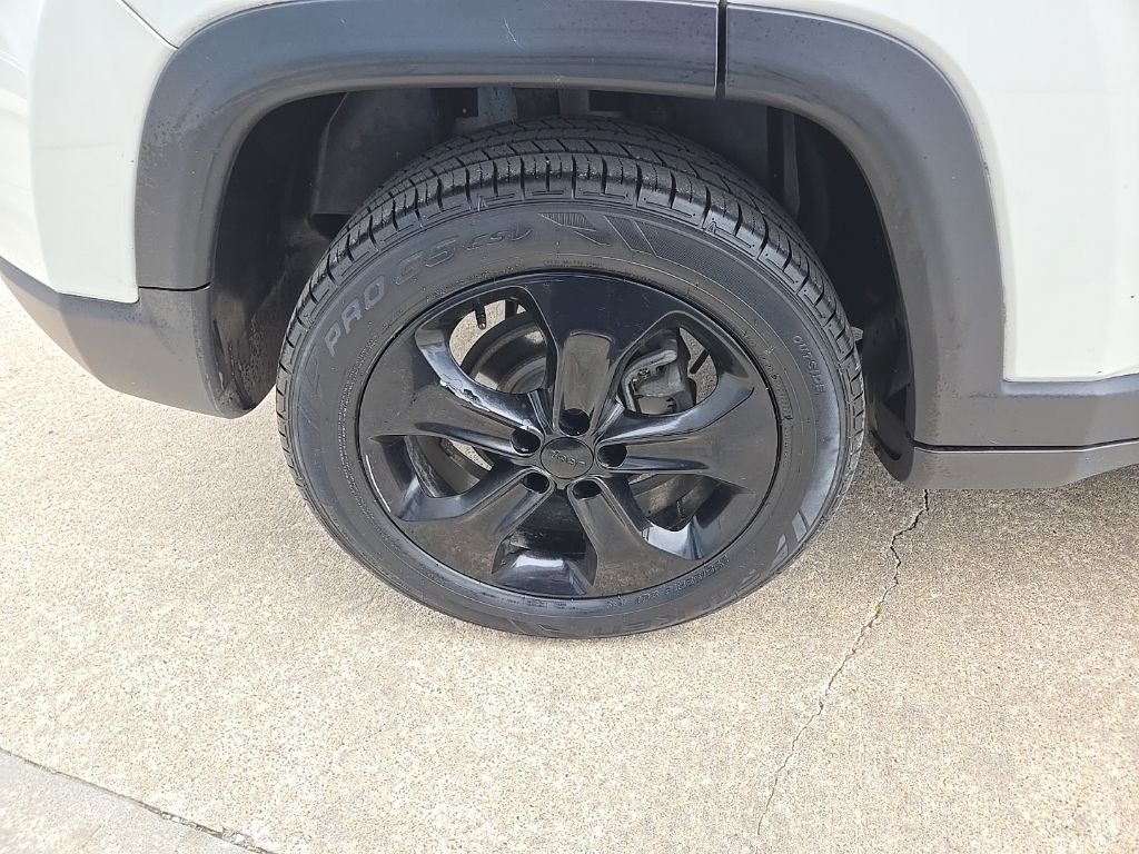 Used 2018 White Jeep Latitude image 21