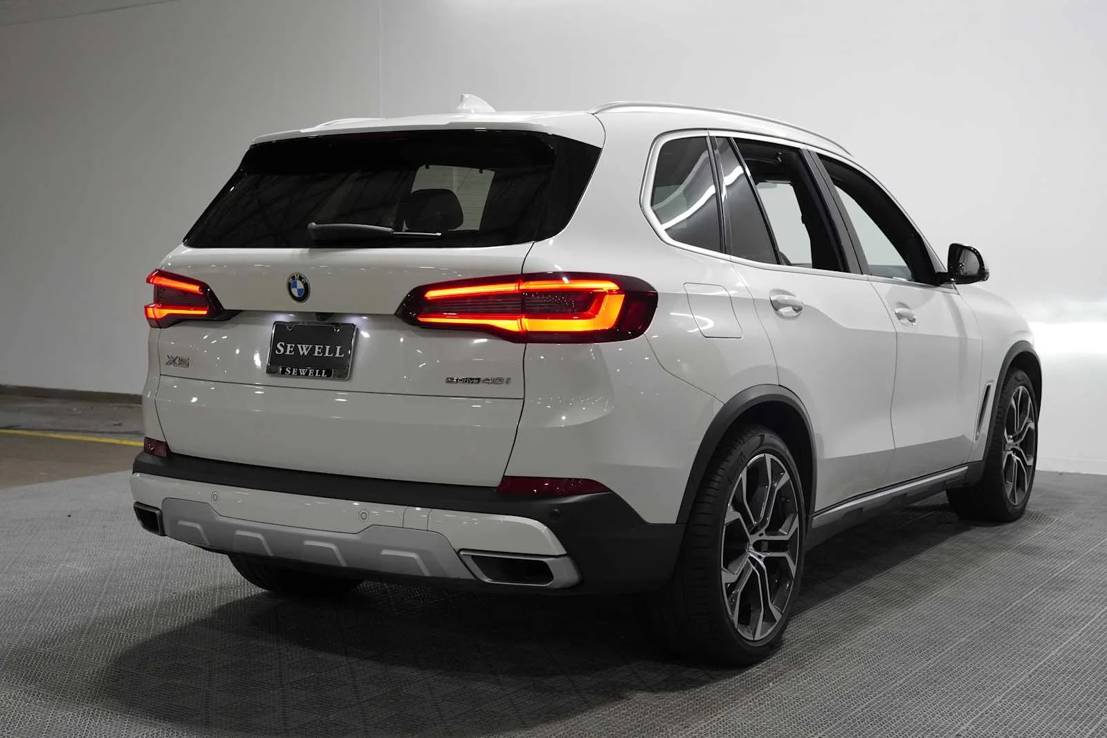 Used 2021 Alpine White BMW sDrive40i image 4