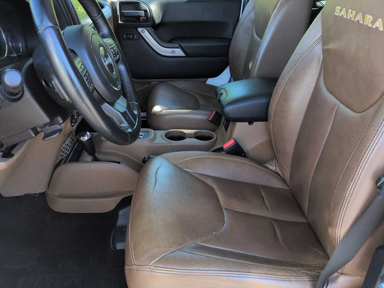 Used 2014 Bright White Clearcoat Jeep Sahara image 15