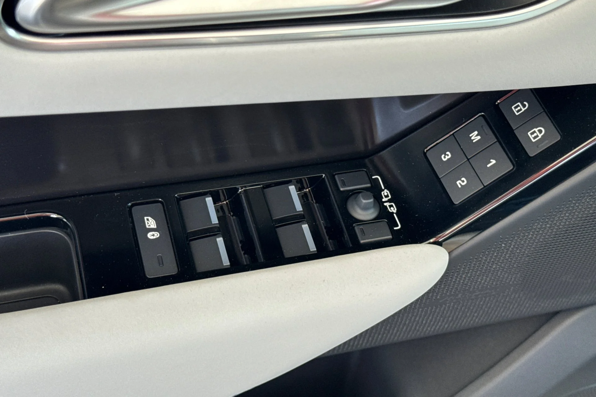 New 2026 Batumi Gold Land Rover Belgravia Edition image 15