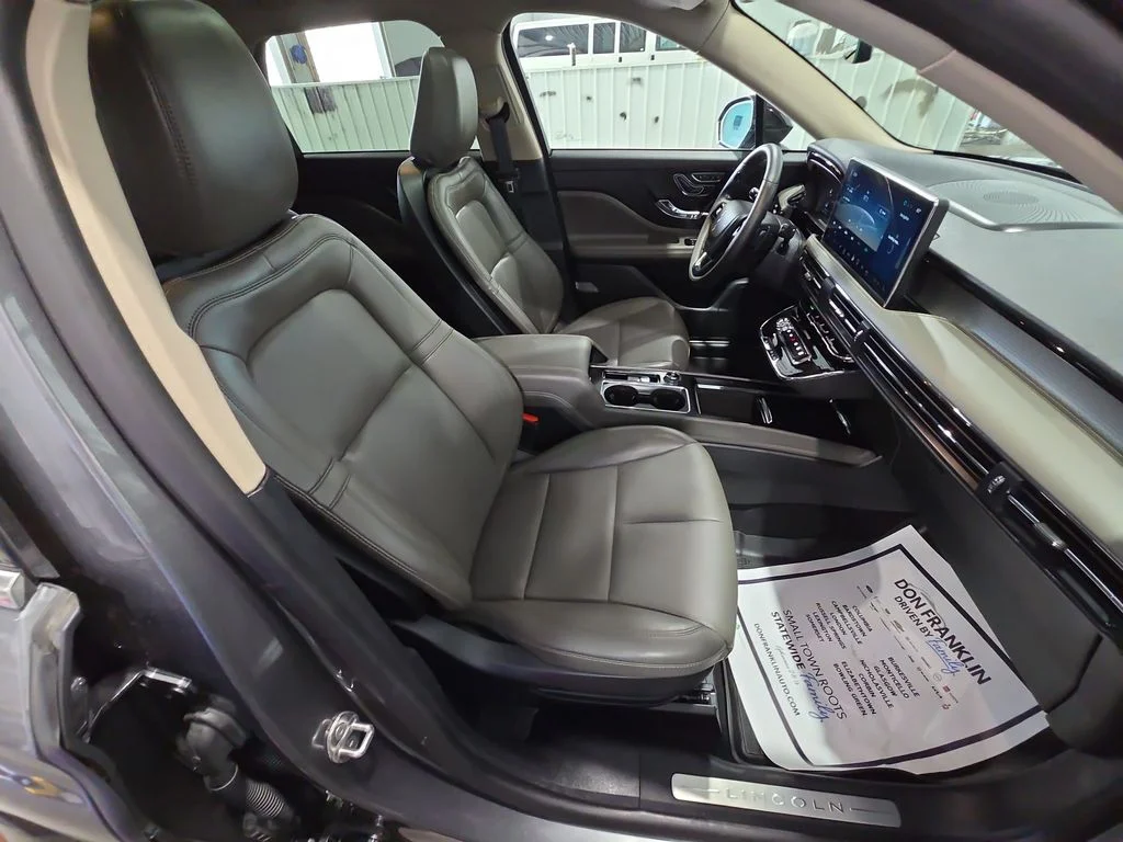 Used 2025 Gray Lincoln Premiere image 31